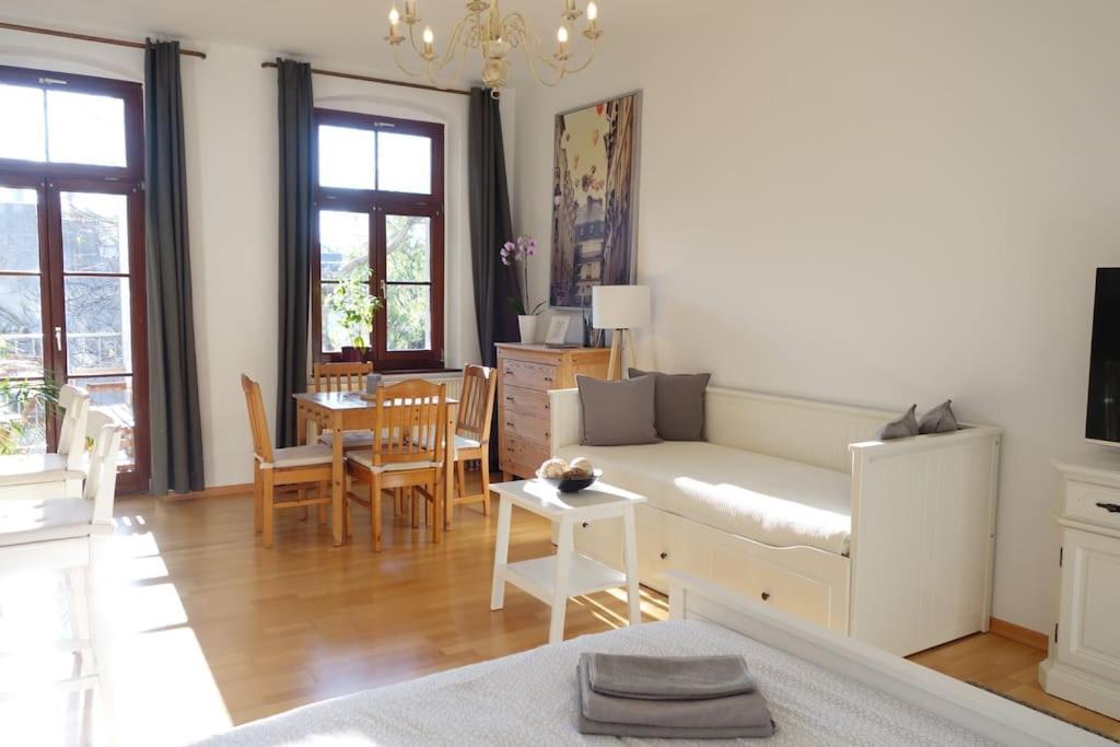 Cosy Studio, Sunny Balcony In It-district Neustadt